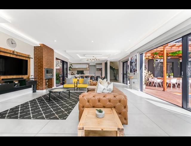 4 BEDROOM HOUSE FOR SALE IN HELDERFONTEIN ESTATE